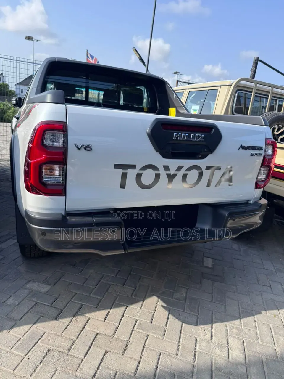 Toyota Land Cruiser LC300 2024 White
