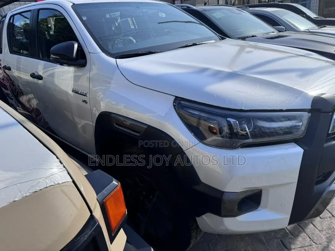 Toyota Land Cruiser LC300 2024 White