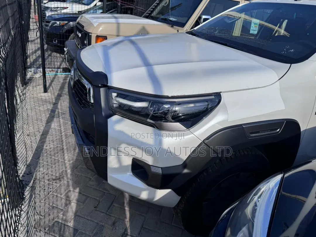 Toyota Land Cruiser LC300 2024 White