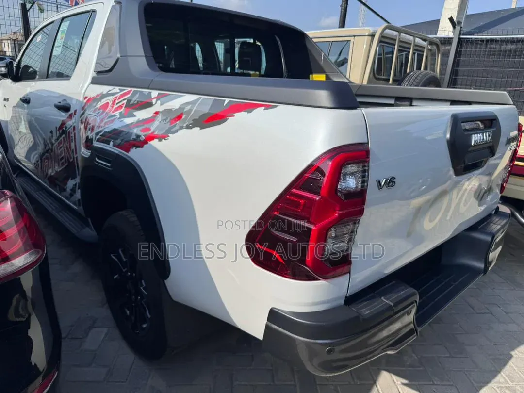 Toyota Land Cruiser LC300 2024 White