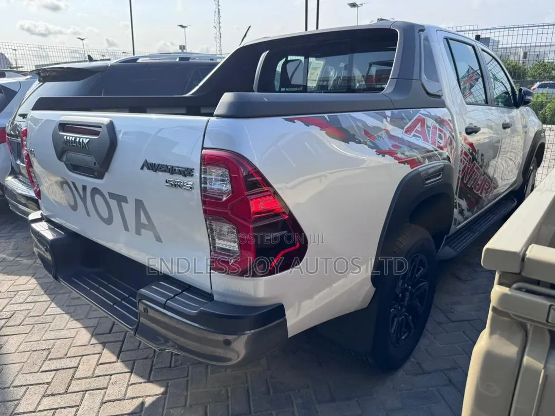 Toyota Land Cruiser LC300 2024 White
