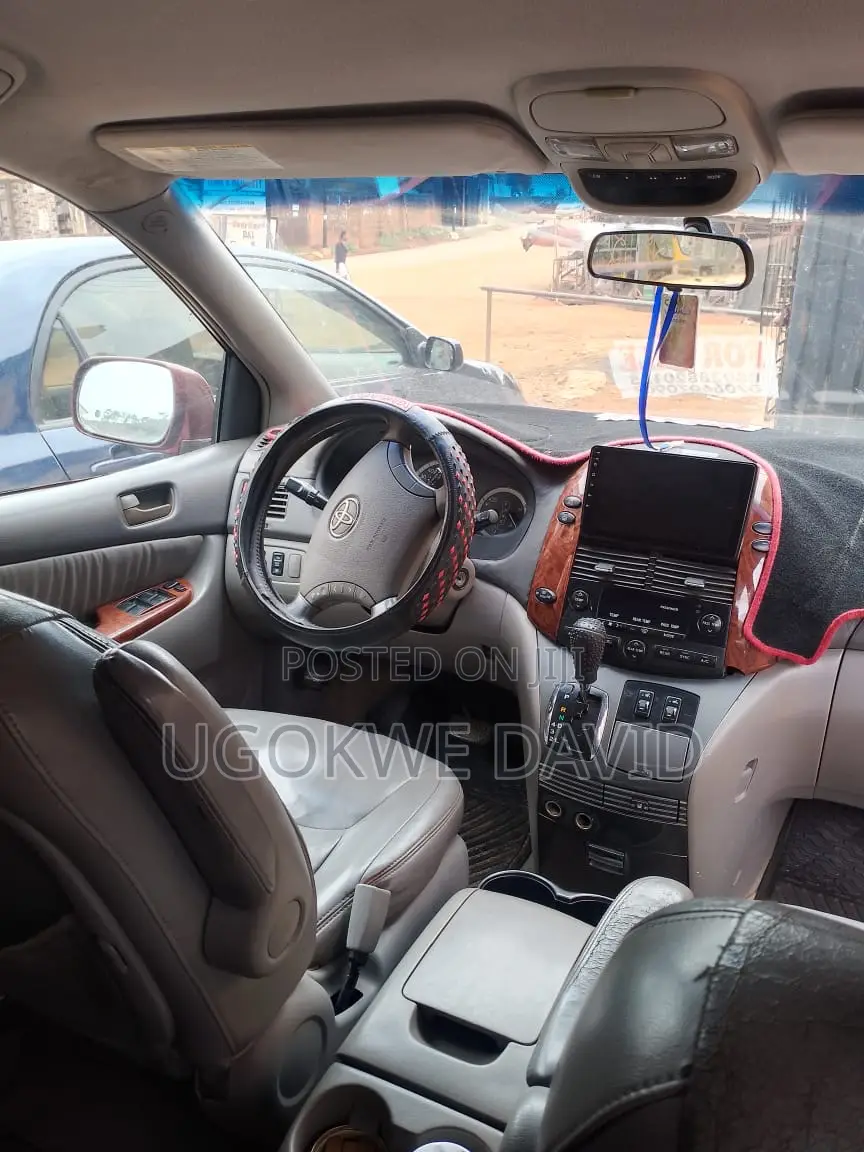 Toyota Sienna 2006 Red