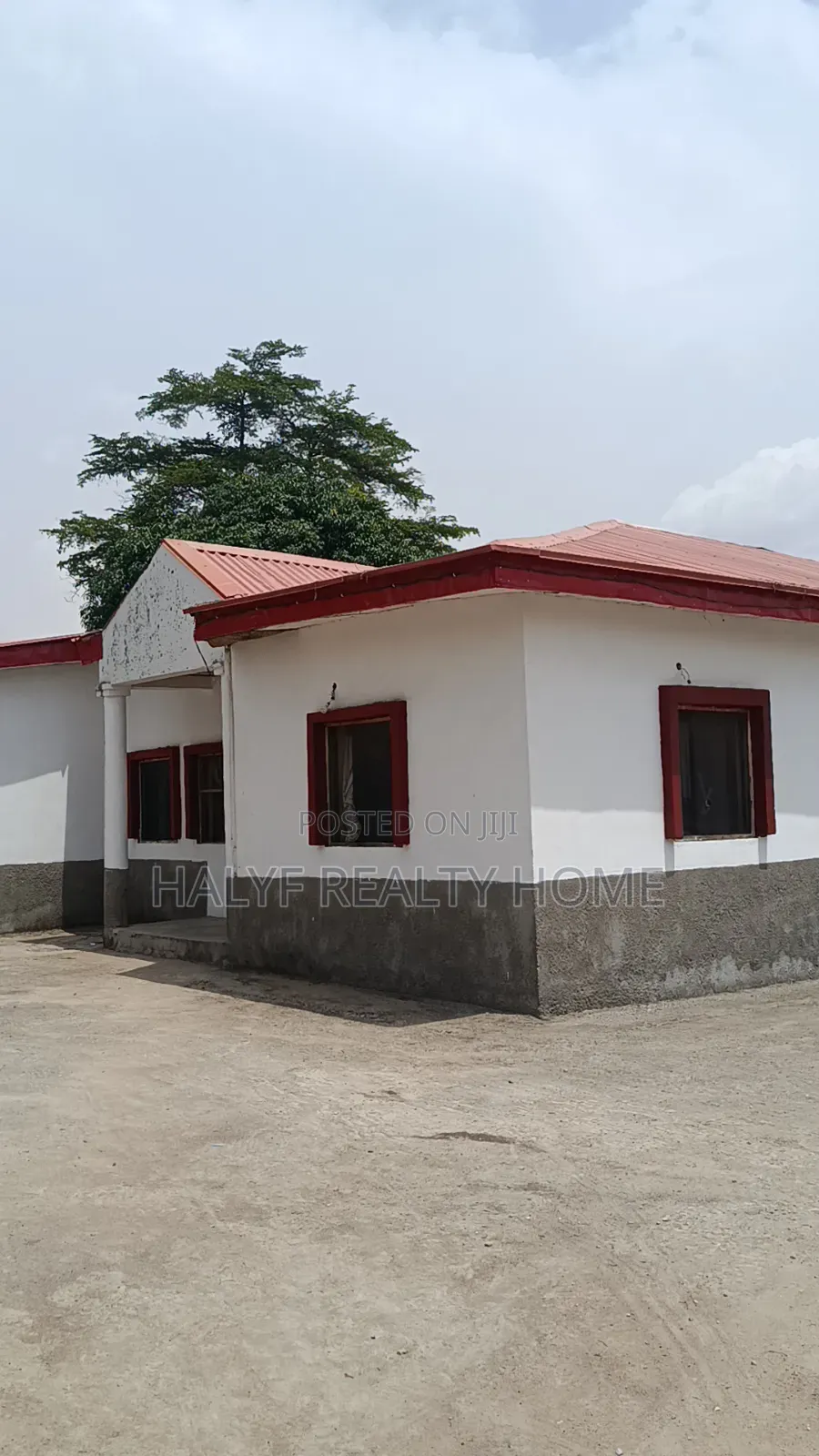 8bdrm Bungalow in Gwagwalada for sale