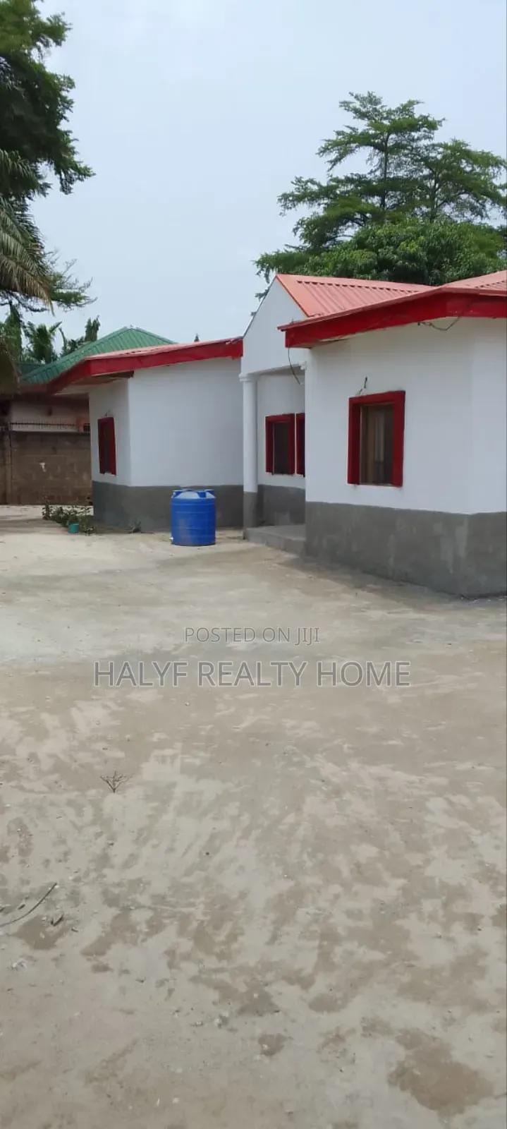 8bdrm Bungalow in Gwagwalada for sale