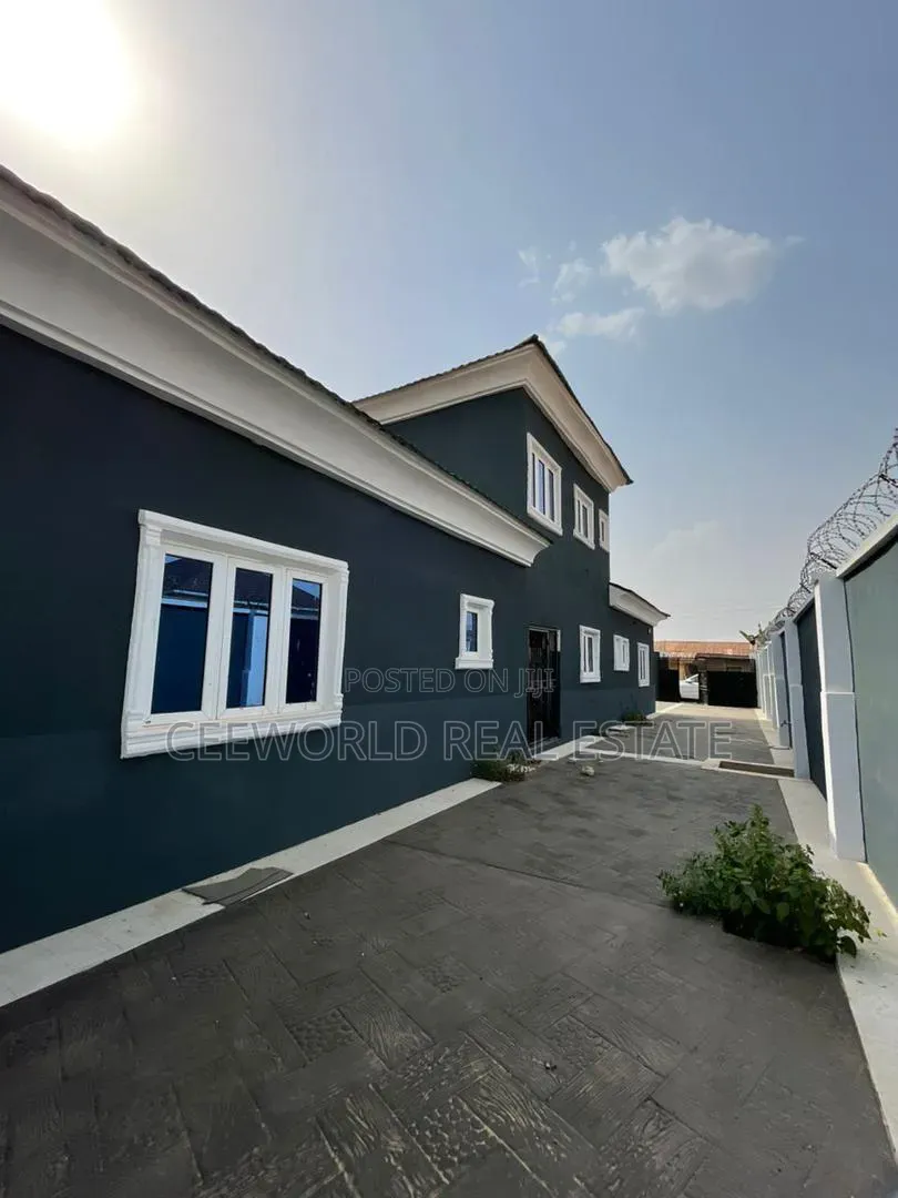 5bdrm Bungalow in Akoto Estate Elebu, Akala Express for sale