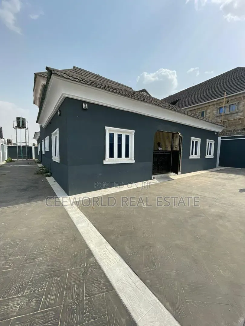 5bdrm Bungalow in Akoto Estate Elebu, Akala Express for sale