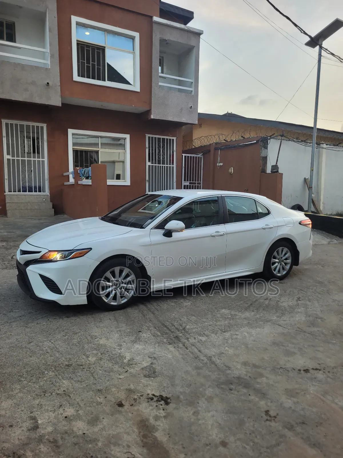 Toyota Camry SE FWD (2.5L 4cyl 8AM) 2018 White