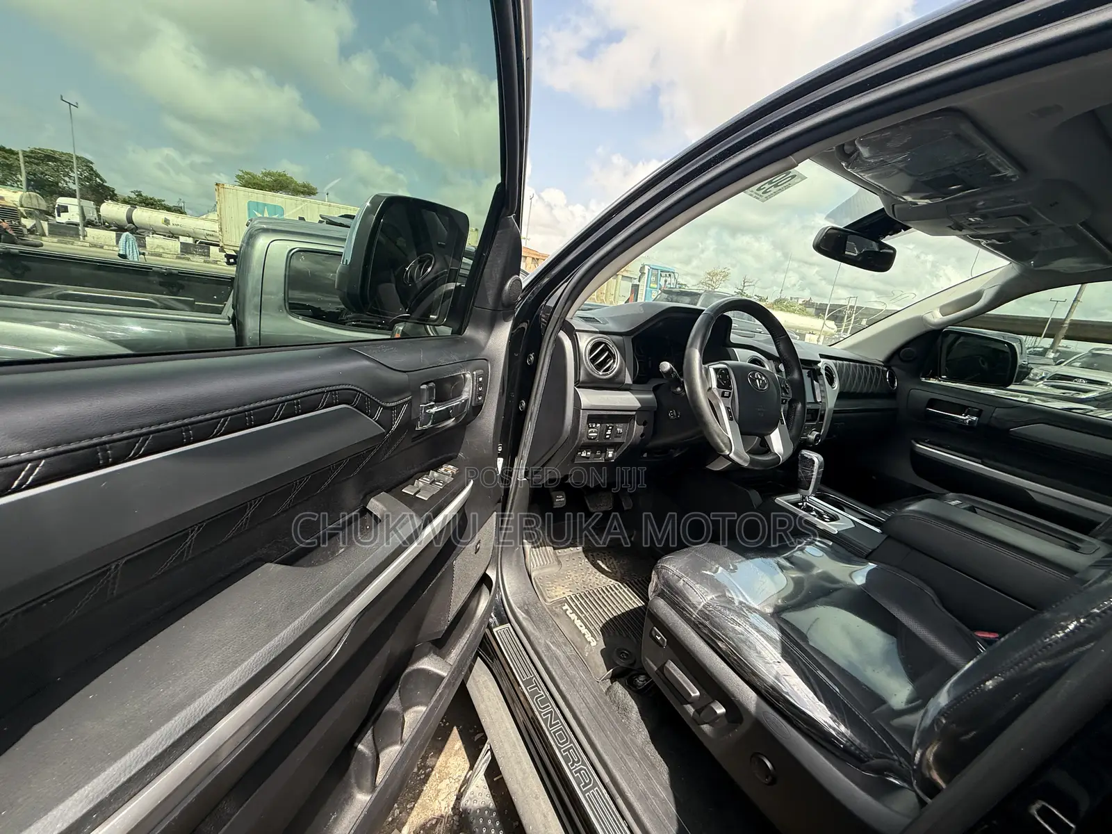 Toyota Tundra Platinum 5.7L V8 4x2 CrewMax 5.6 ft. box 145.7 in. WB