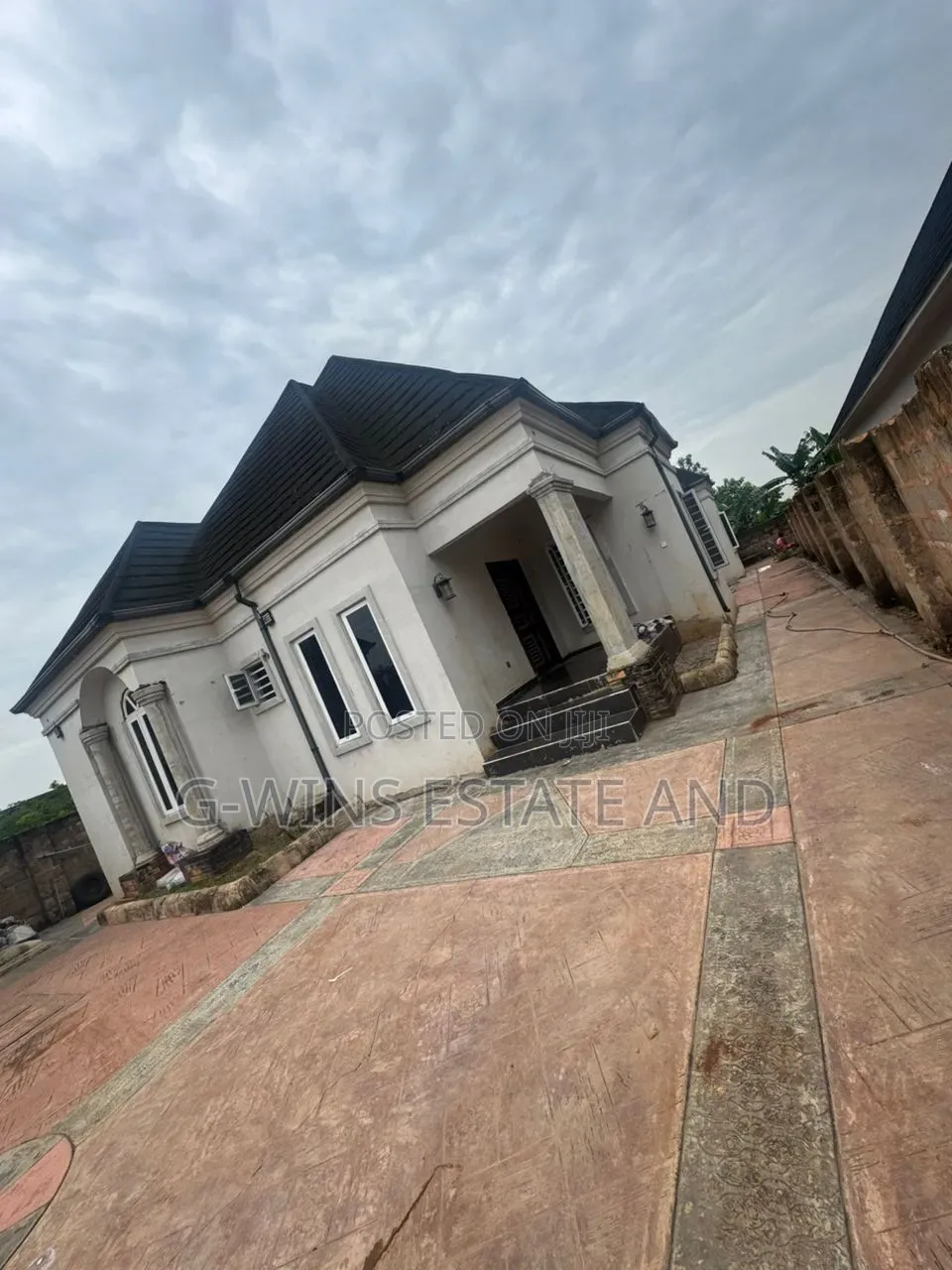 4bdrm Bungalow in Okhuoromi Off for sale