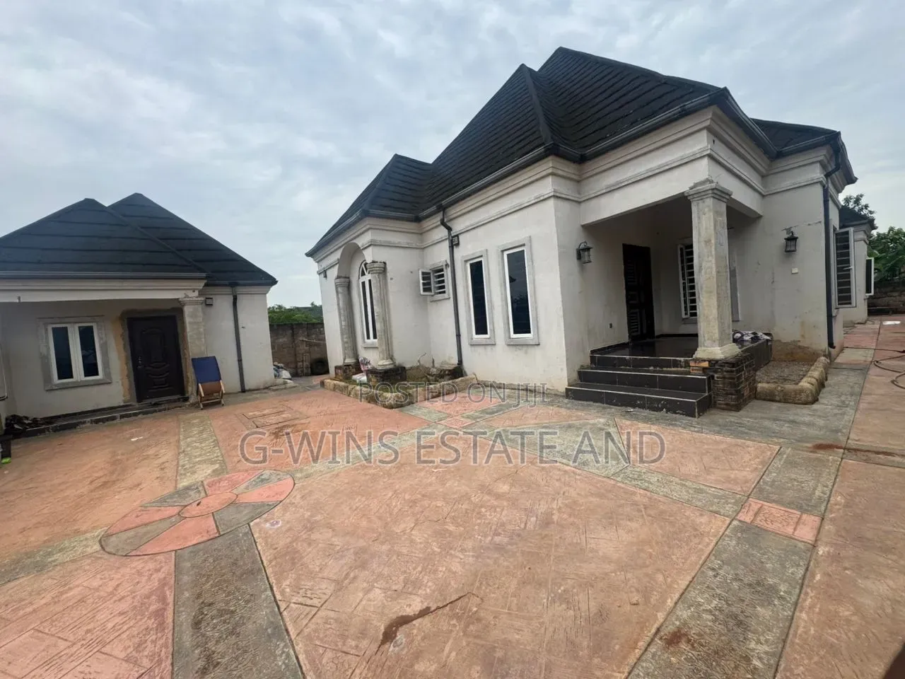 4bdrm Bungalow in Okhuoromi Off for sale