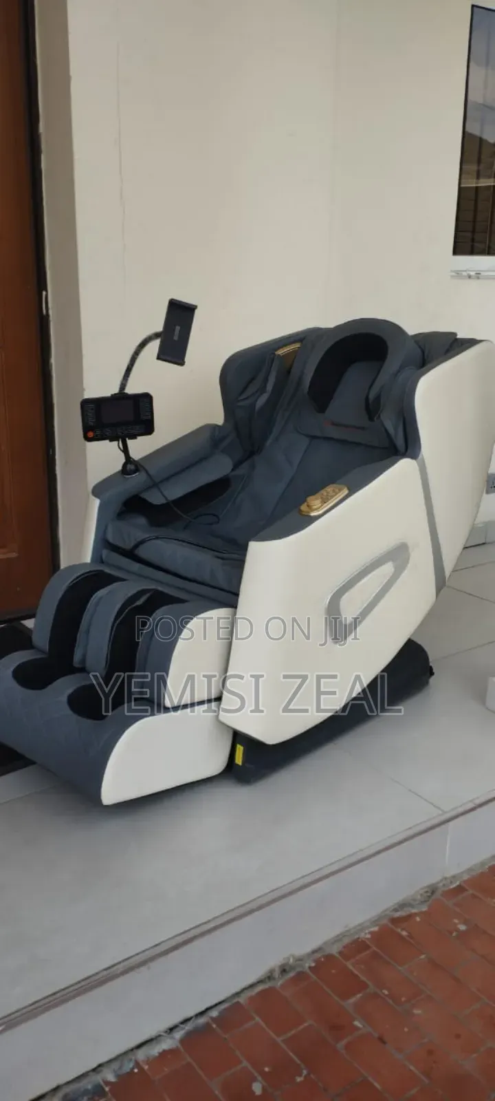 Quality Massager Chair With Eye Wear, Leggings Bag, Bluetooth, Button