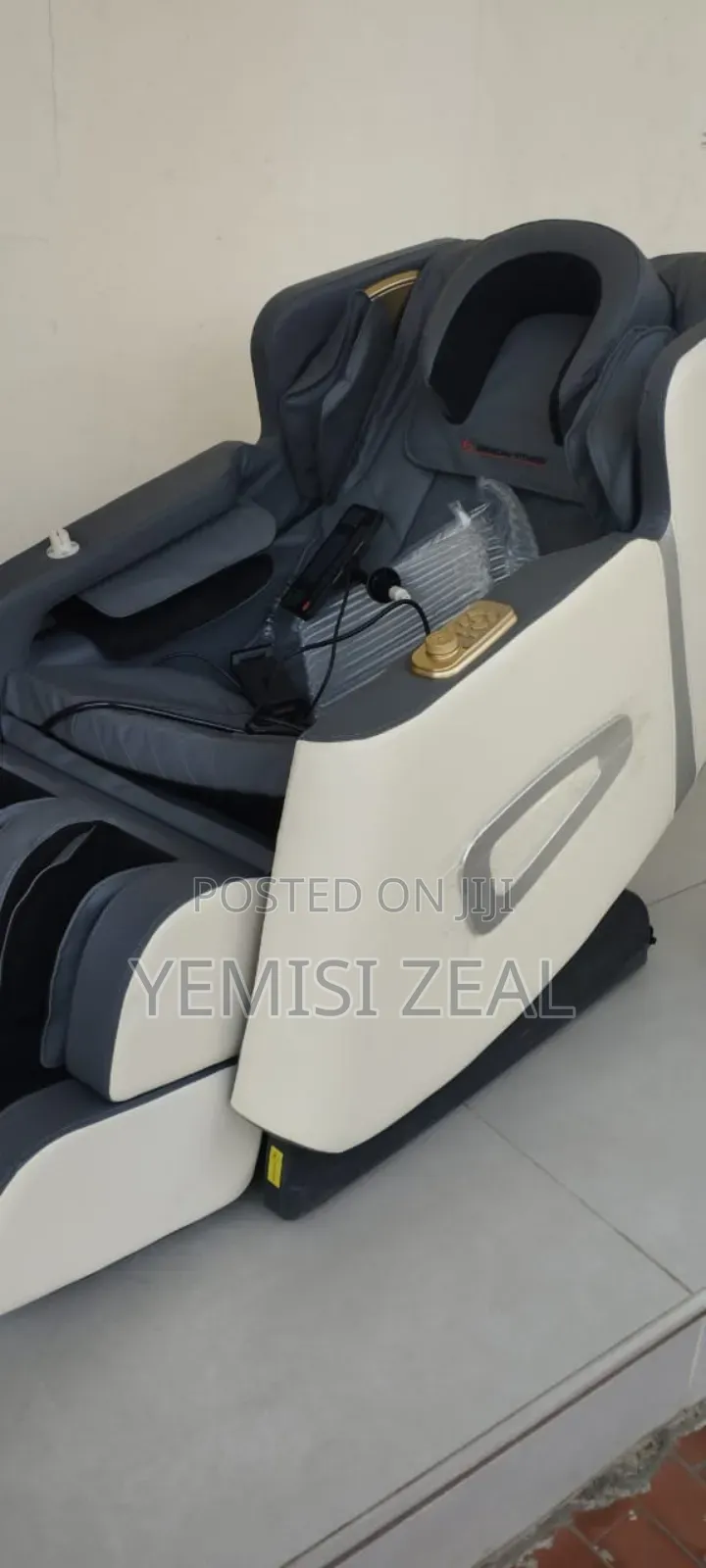 Quality Massager Chair With Eye Wear, Leggings Bag, Bluetooth, Button