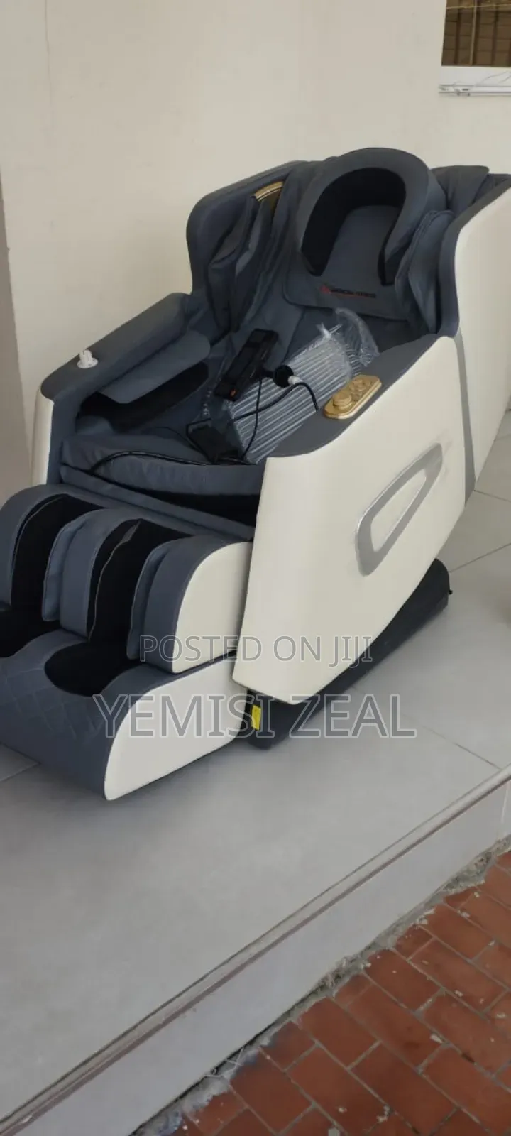 Quality Massager Chair With Eye Wear, Leggings Bag, Bluetooth, Button