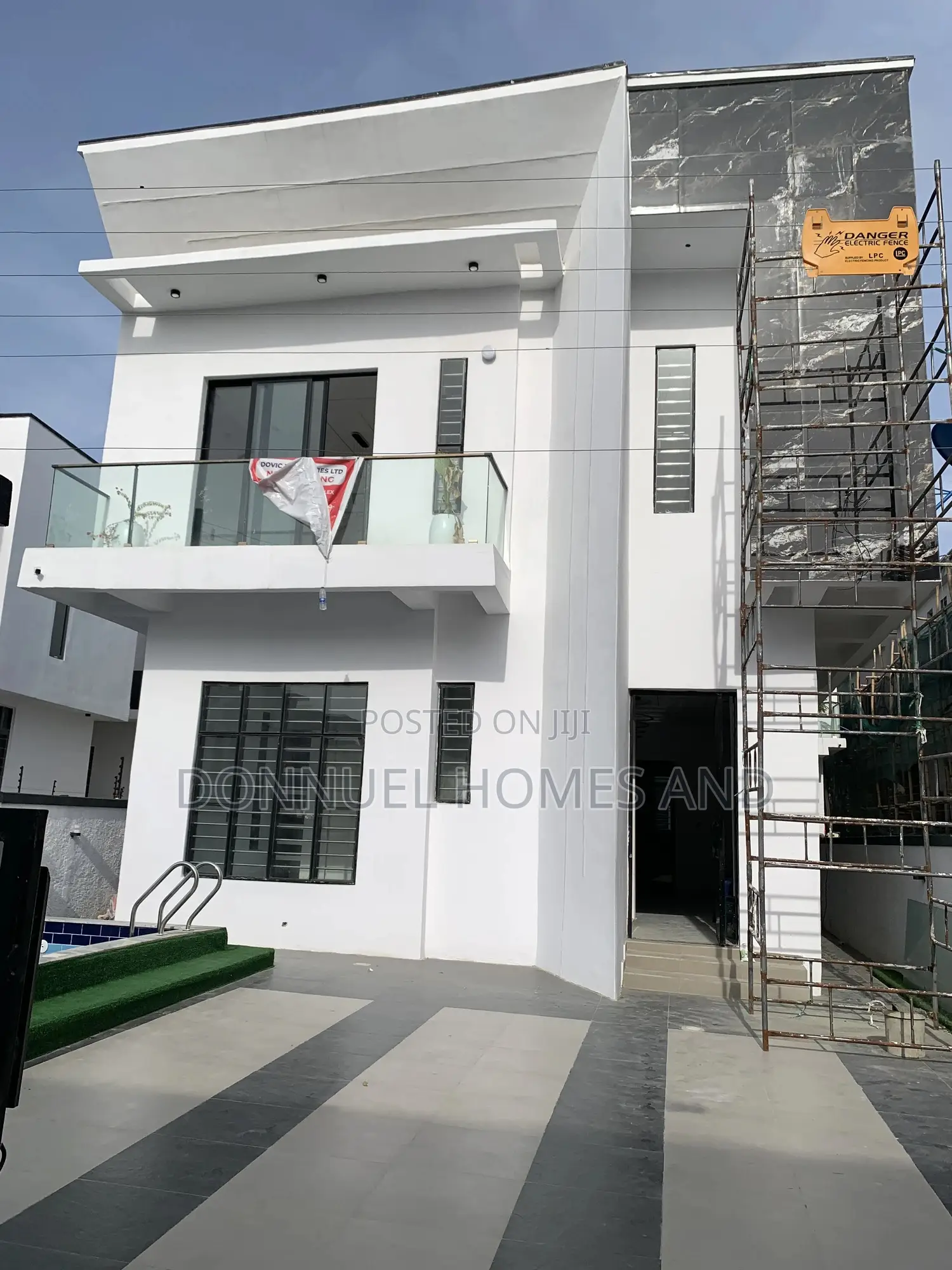 5bdrm Duplex in Ikota for sale