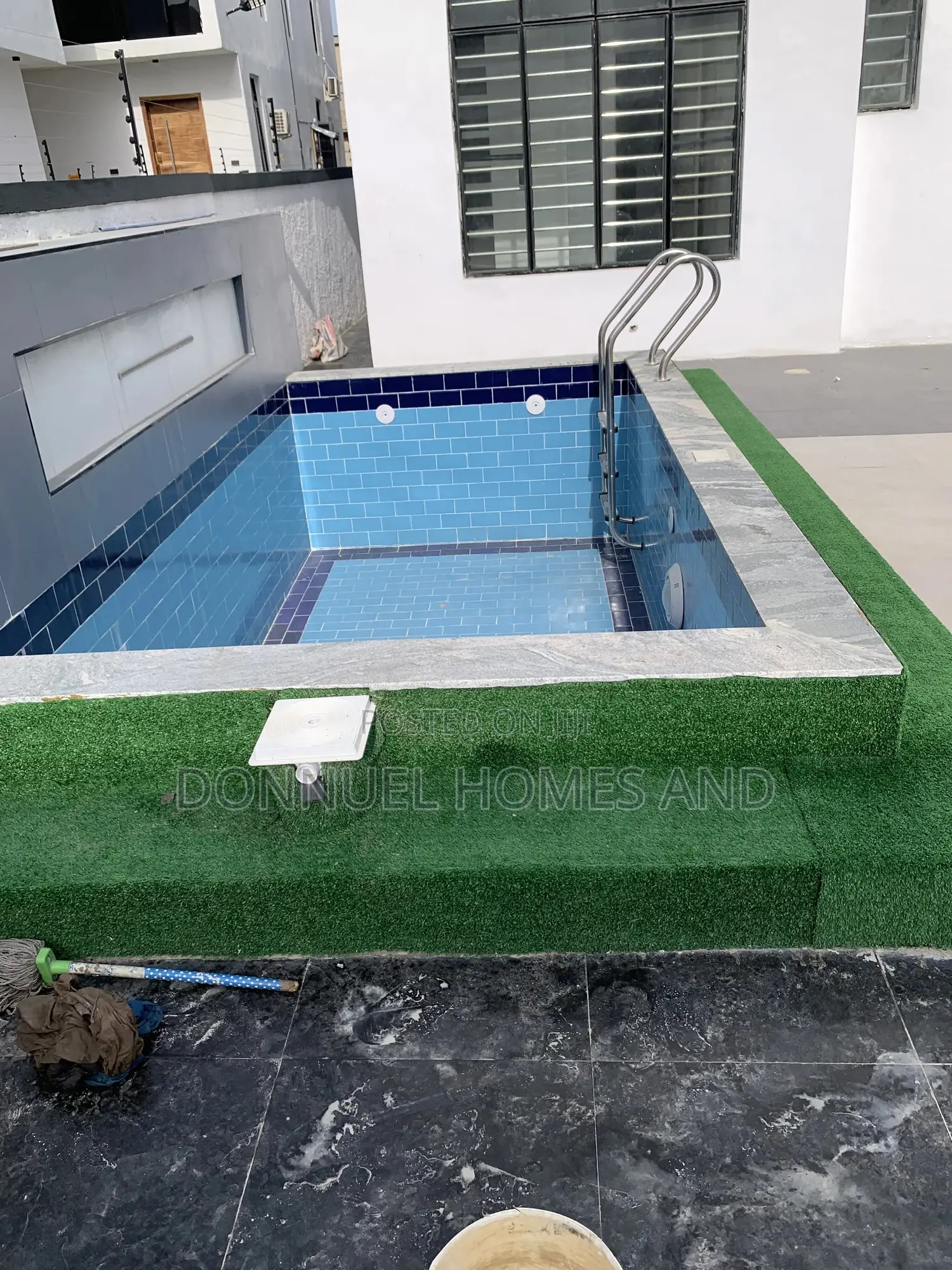 5bdrm Duplex in Ikota for sale
