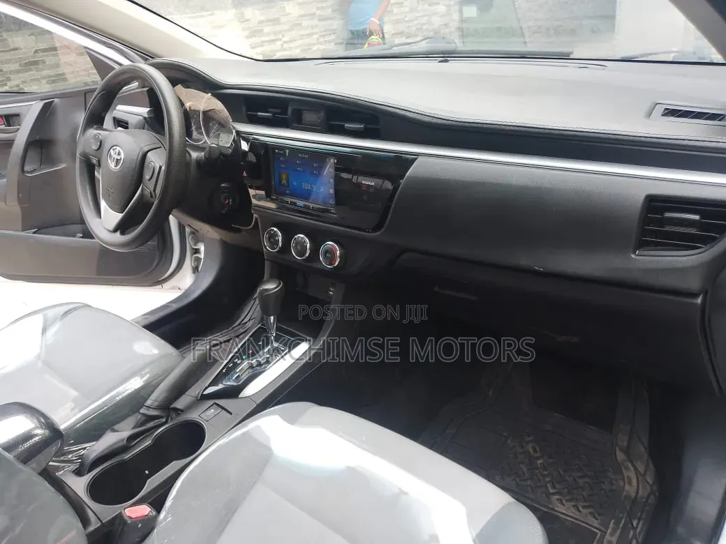 Toyota Corolla LE 4dr Sedan (1.8L 4cyl CVT) 2015 White