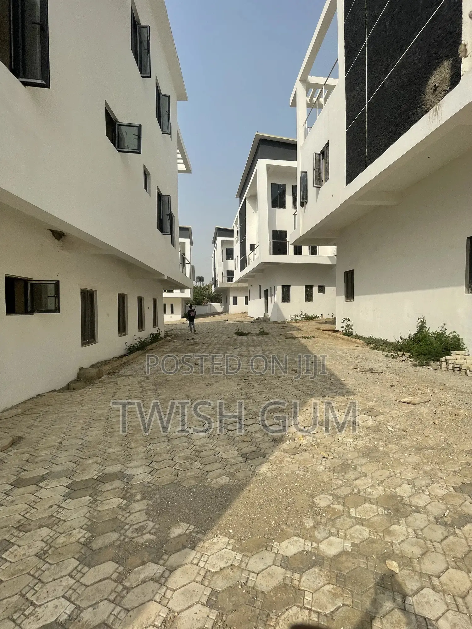 6bdrm Duplex in Blackdot Shelters., Guzape District for sale