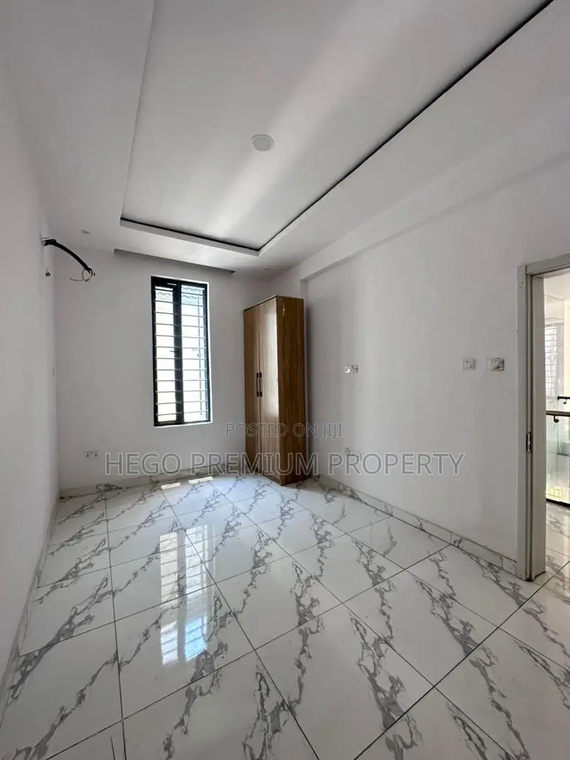 4bdrm Apartment in Ologolo Lekki With for sale