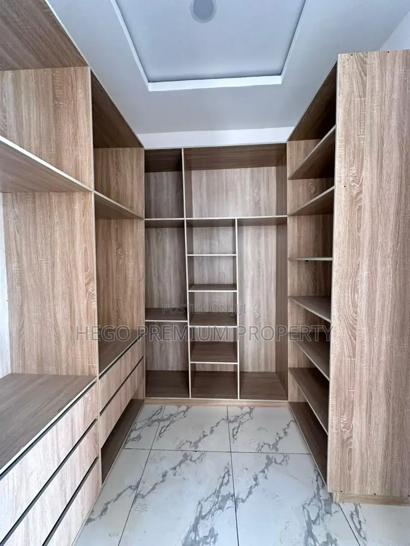 4bdrm Apartment in Ologolo Lekki With for sale