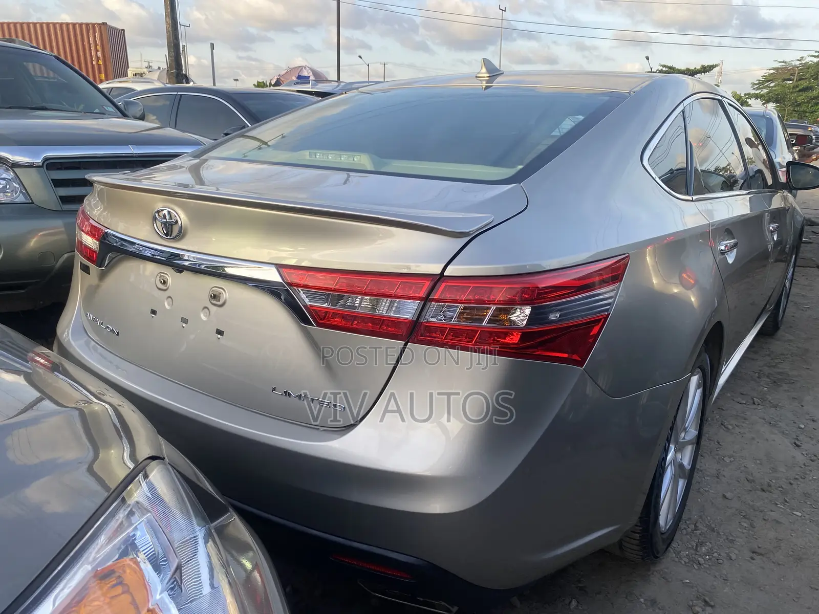 Toyota Avalon Limited 4dr Sedan (3.5L 6cyl 6A) 2015 Gold
