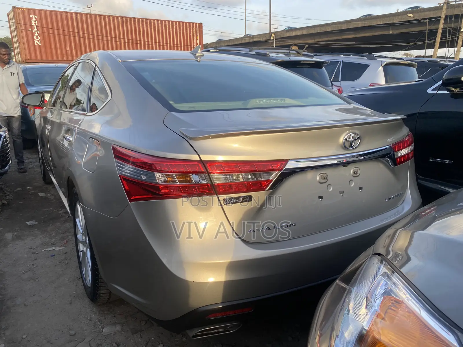 Toyota Avalon Limited 4dr Sedan (3.5L 6cyl 6A) 2015 Gold