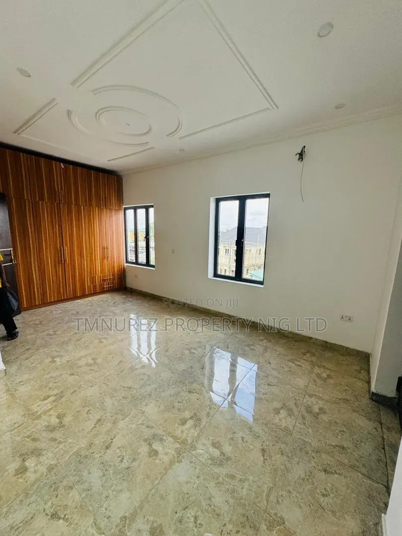 4bdrm Duplex in Yaba Estate for sale