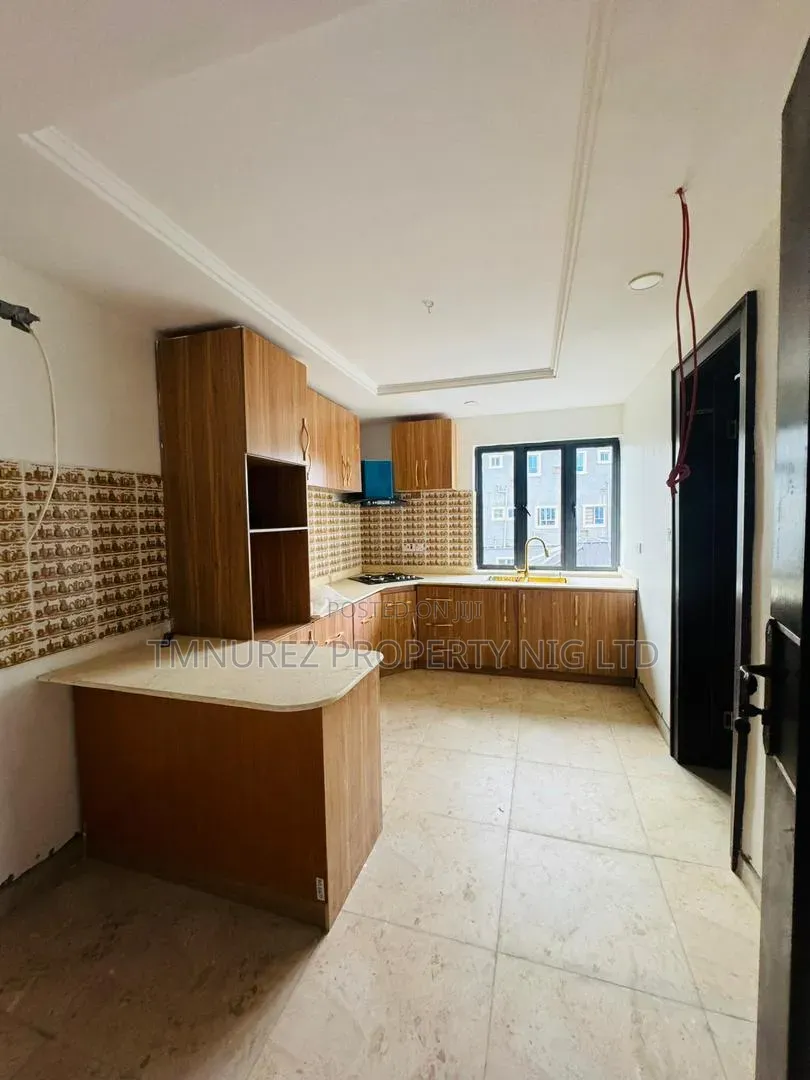 4bdrm Duplex in Yaba Estate for sale