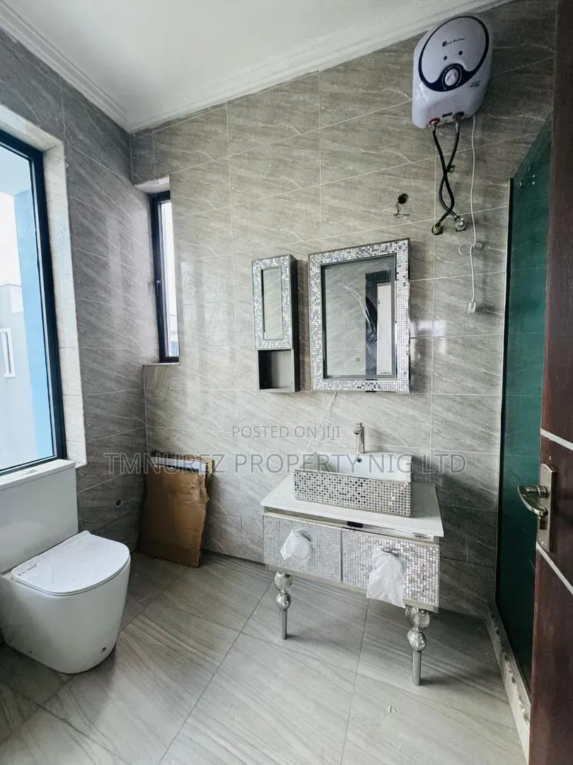 4bdrm Duplex in Yaba Estate for sale