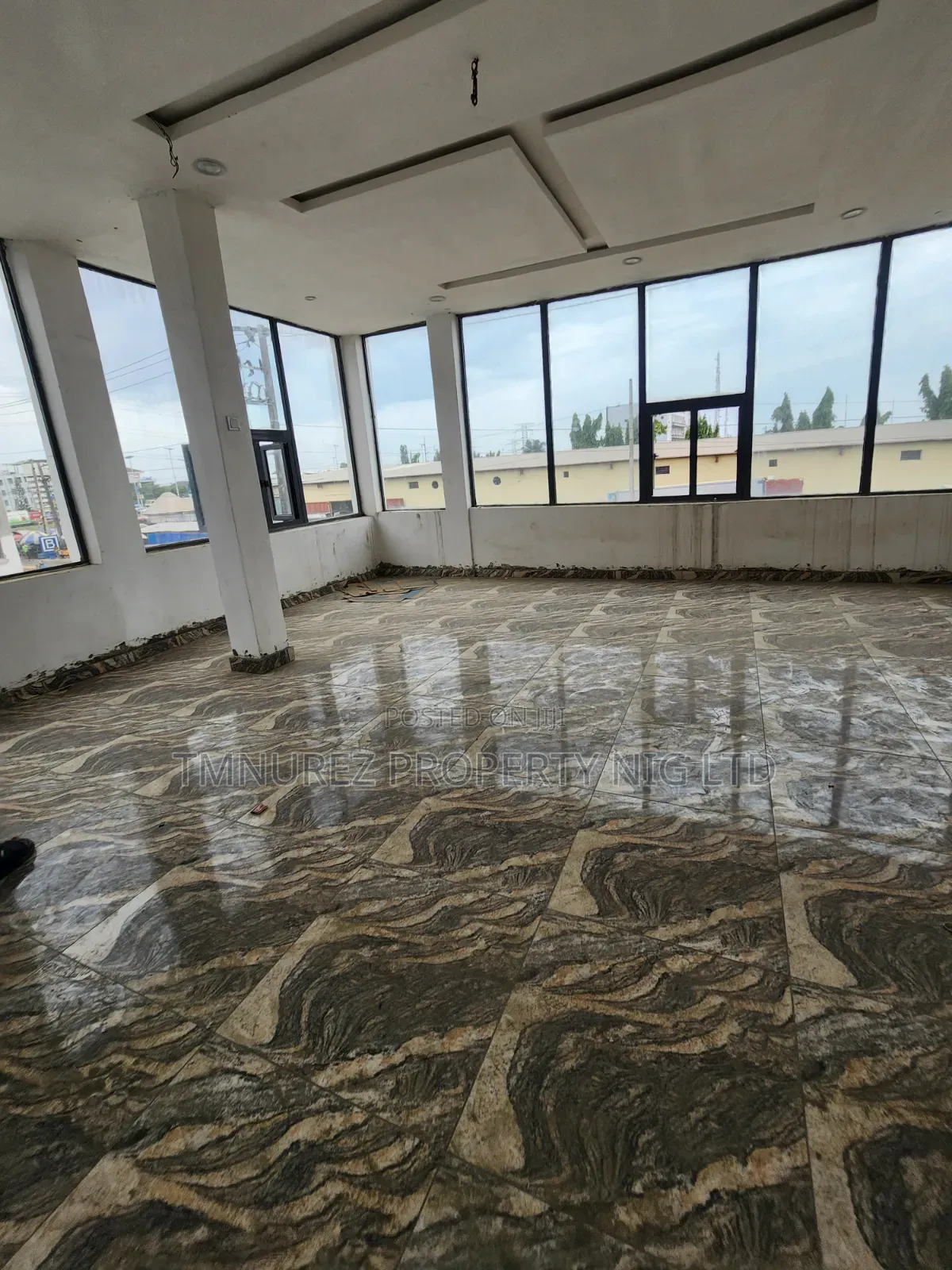 Shop Showroom for Rent at VGC in a Busy Place