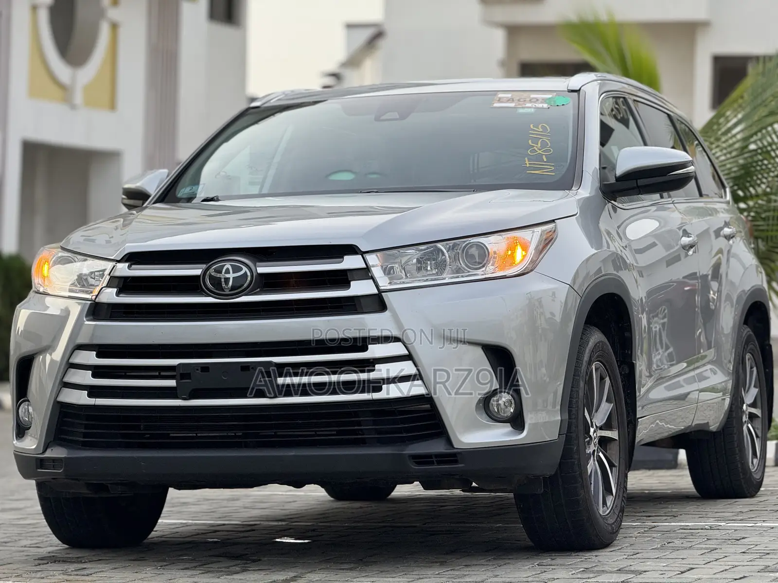 Toyota Highlander XLE 4x4 V6 (3.5L 6cyl 8A) 2018 Gray