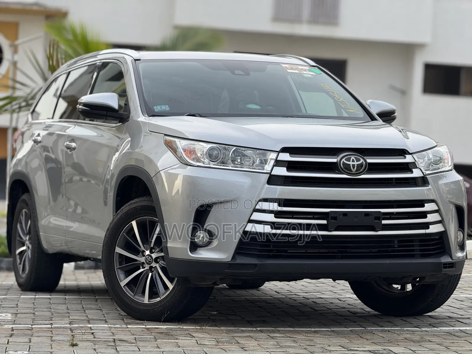 Toyota Highlander XLE 4x4 V6 (3.5L 6cyl 8A) 2018 Gray