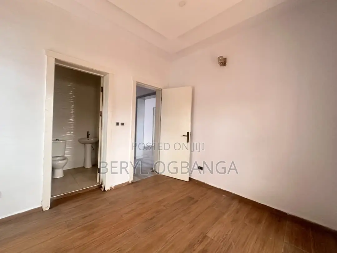 2bdrm Apartment in Lekki Phase 2 for rent