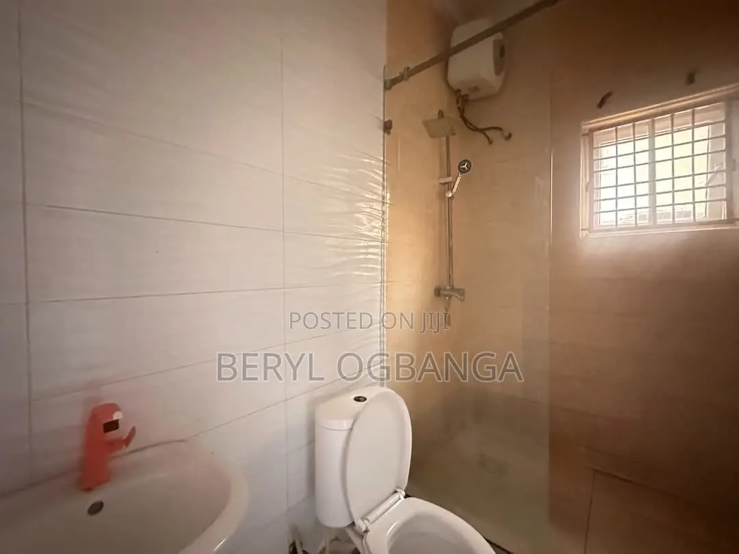 2bdrm Apartment in Lekki Phase 2 for rent