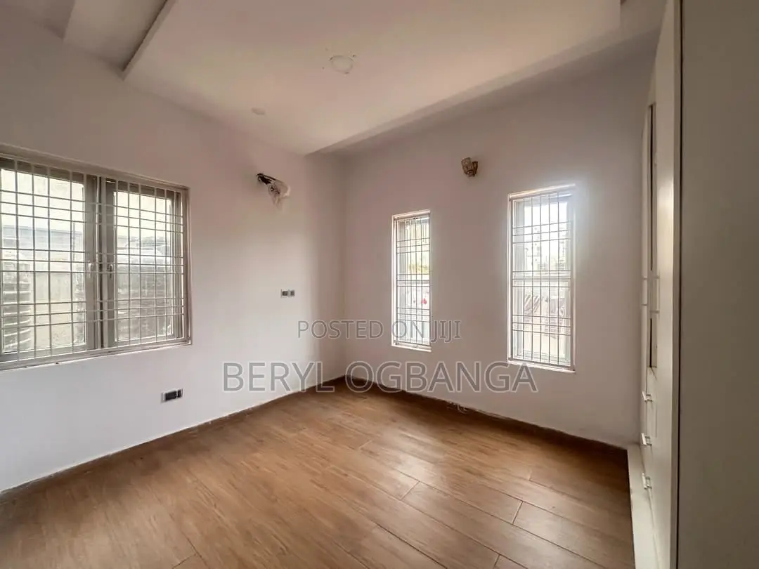 2bdrm Apartment in Lekki Phase 2 for rent