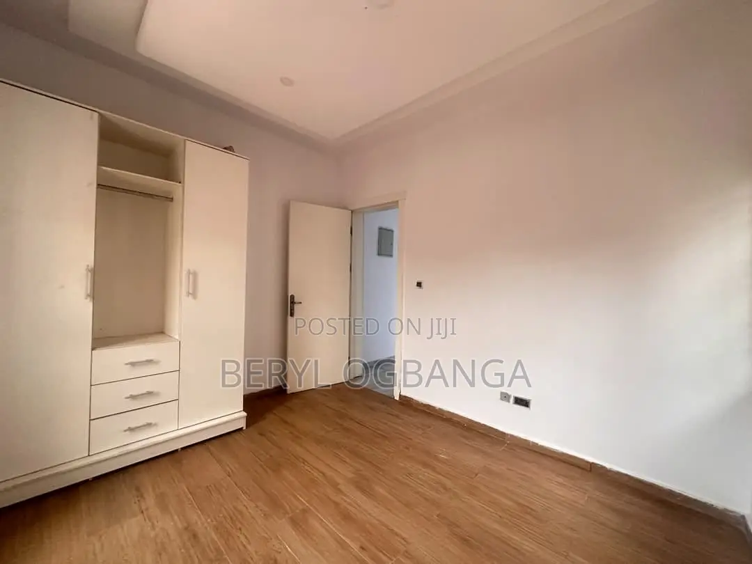 2bdrm Apartment in Lekki Phase 2 for rent