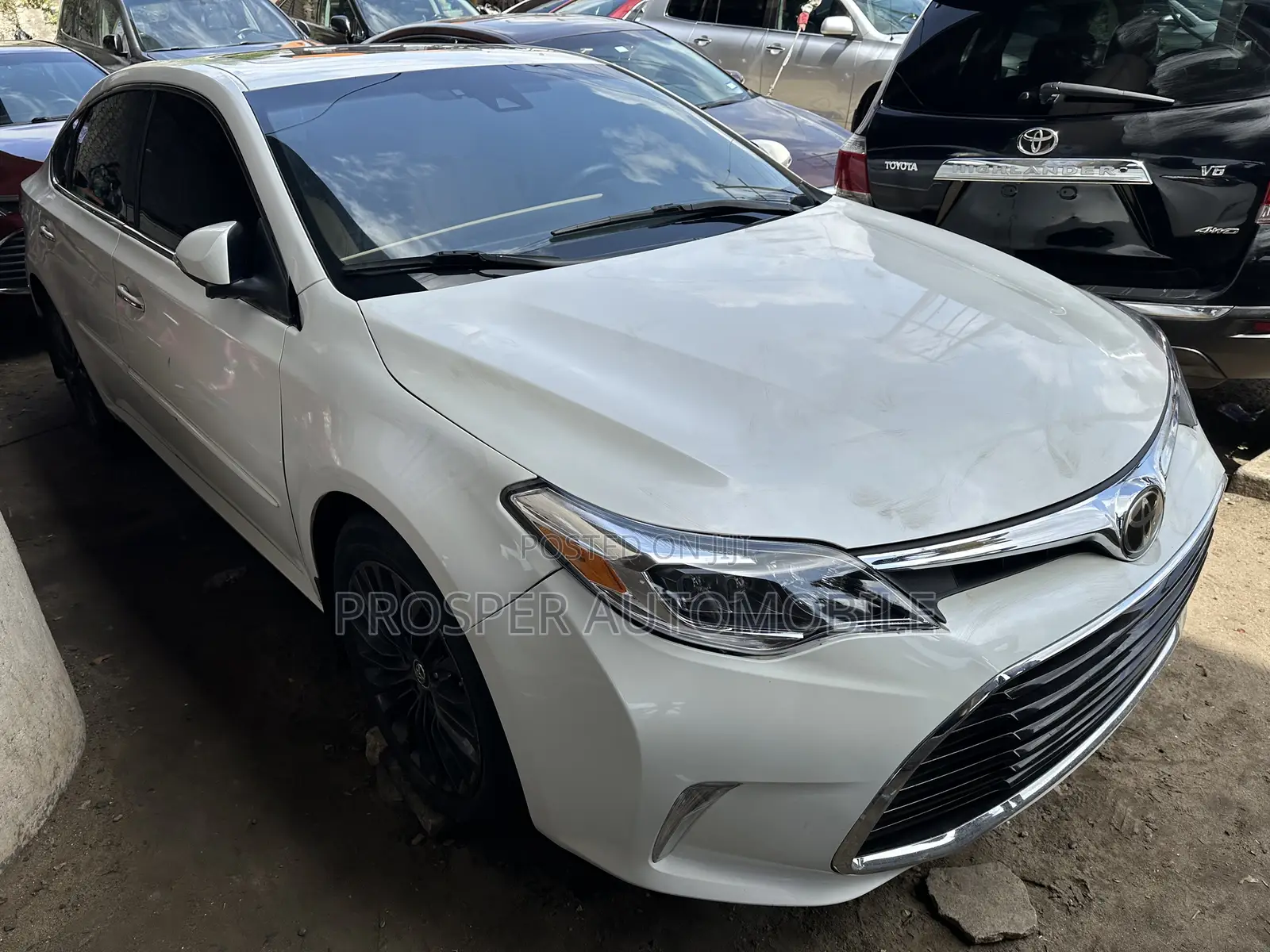 Toyota Avalon Limited Sedan FWD (3.5L 6cyl 6A) 2017 White