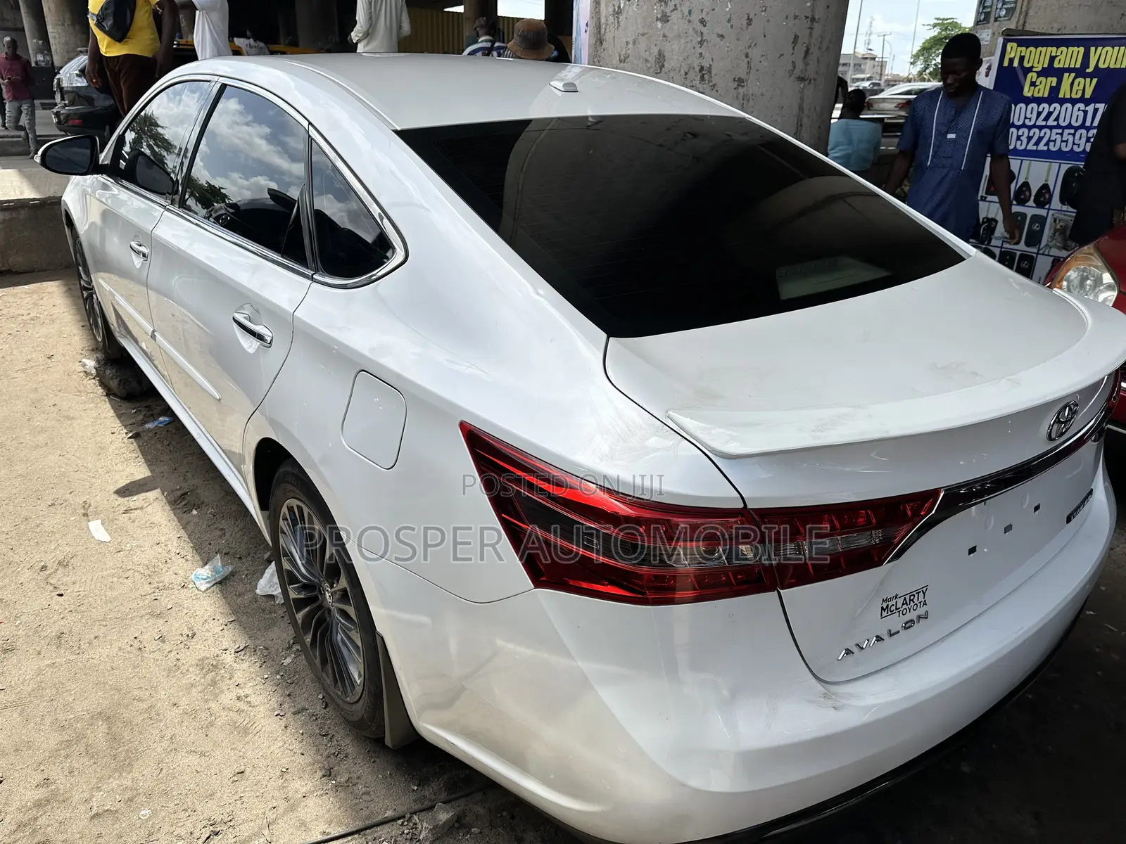 Toyota Avalon Limited Sedan FWD (3.5L 6cyl 6A) 2017 White