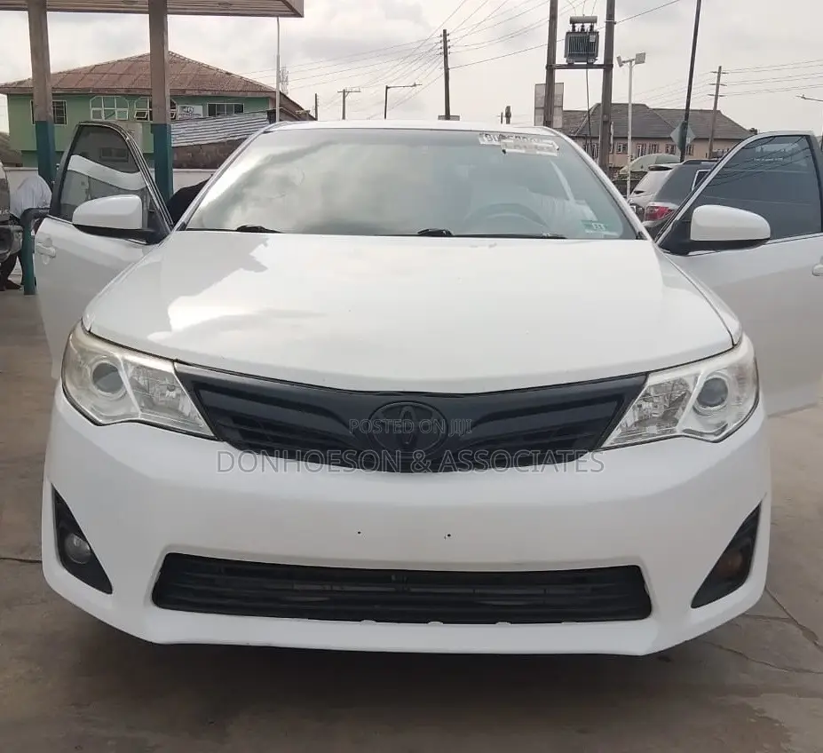 Toyota Camry XLE 4dr Sedan (2.5L 4cyl 6A) 2014 White