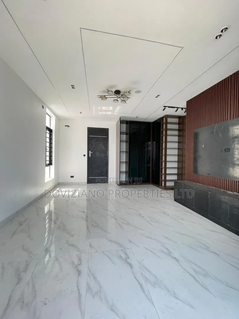 4bdrm Duplex in Chevron for sale