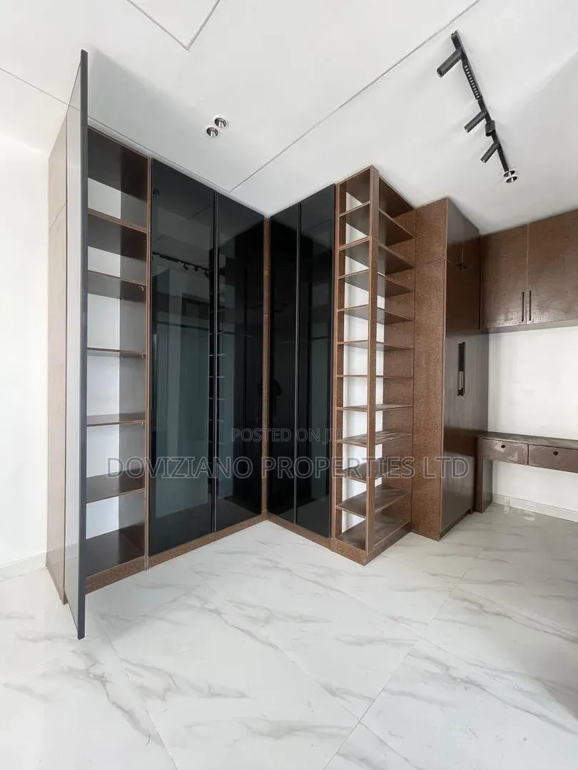4bdrm Duplex in Chevron for sale