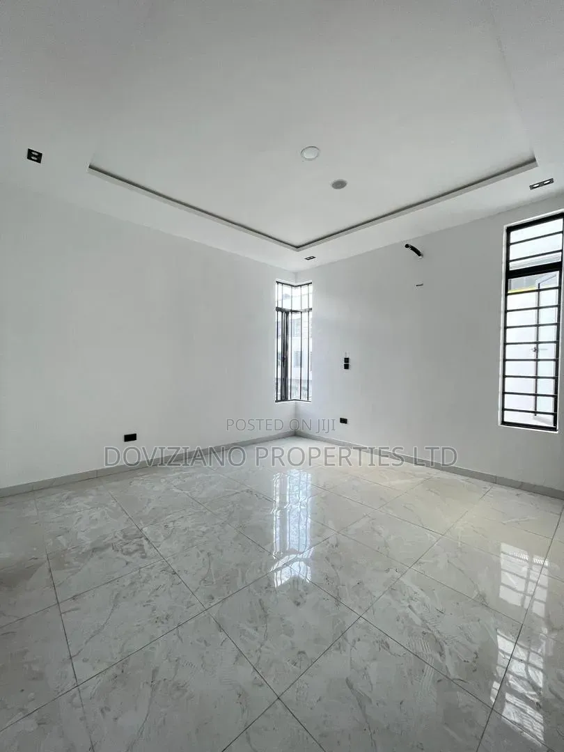 5bdrm Duplex in Ikota for sale