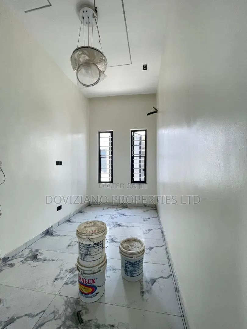 5bdrm Duplex in Ikota for sale