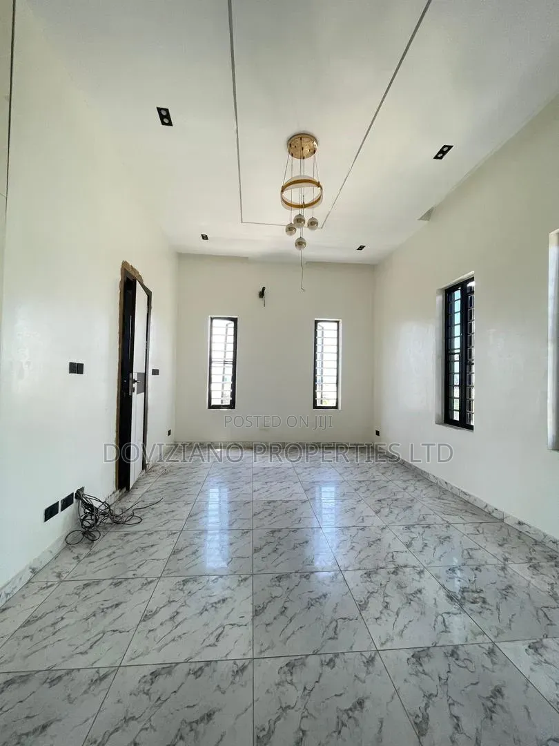 5bdrm Duplex in Ikota for sale