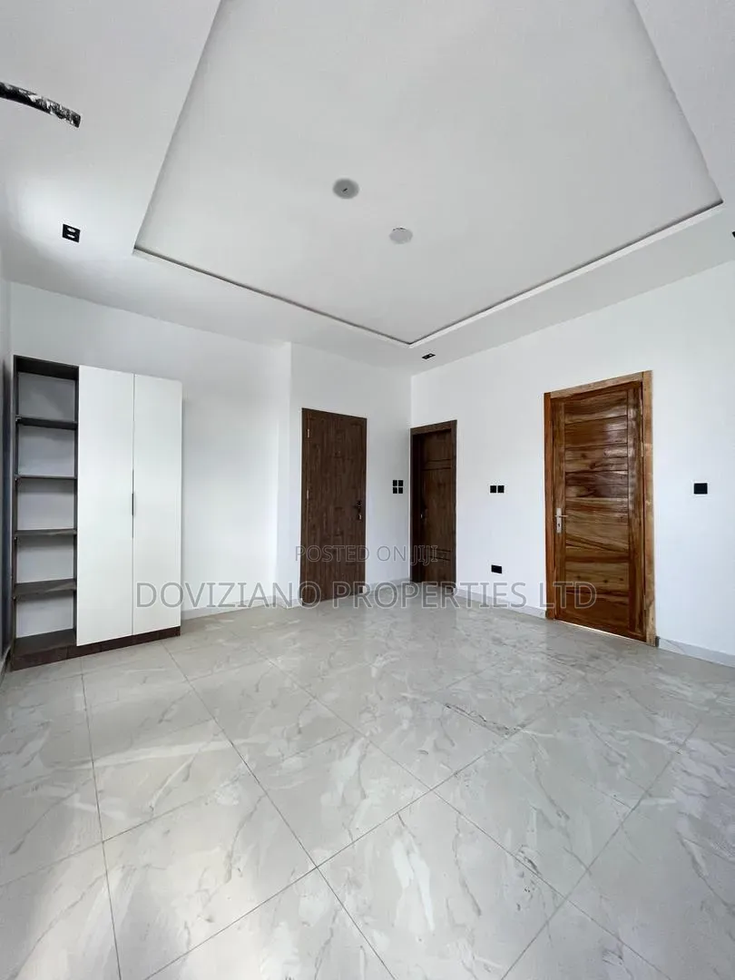 4bdrm Duplex in Chevron for sale