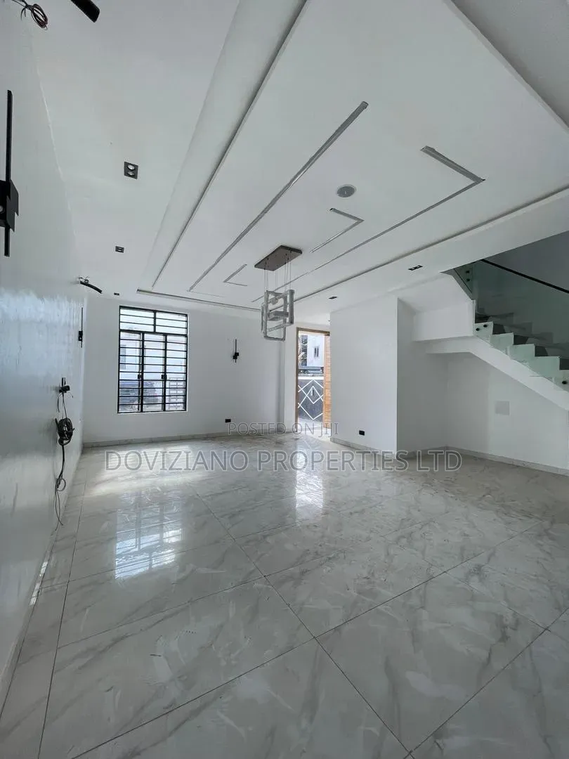 4bdrm Duplex in Chevron for sale