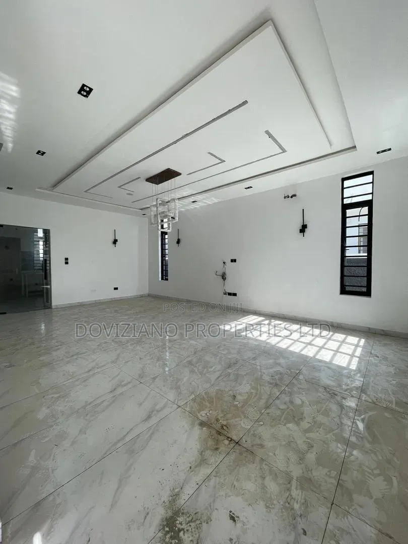 4bdrm Duplex in Chevron for sale
