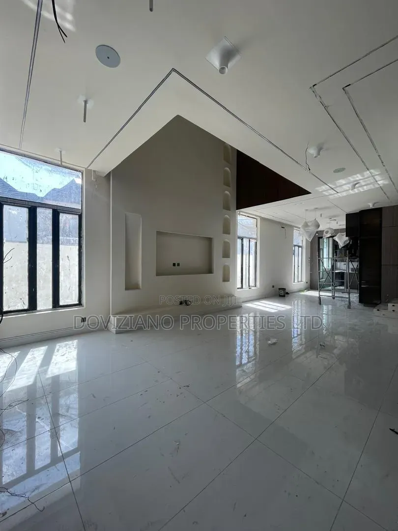5bdrm Duplex in Ikota for sale