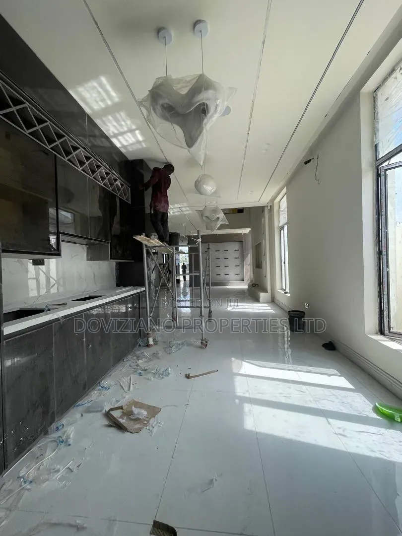 5bdrm Duplex in Ikota for sale