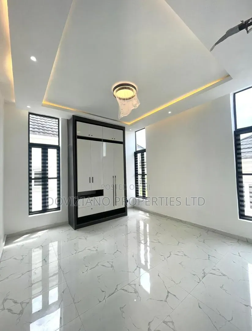 5bdrm Duplex in Ikota for sale