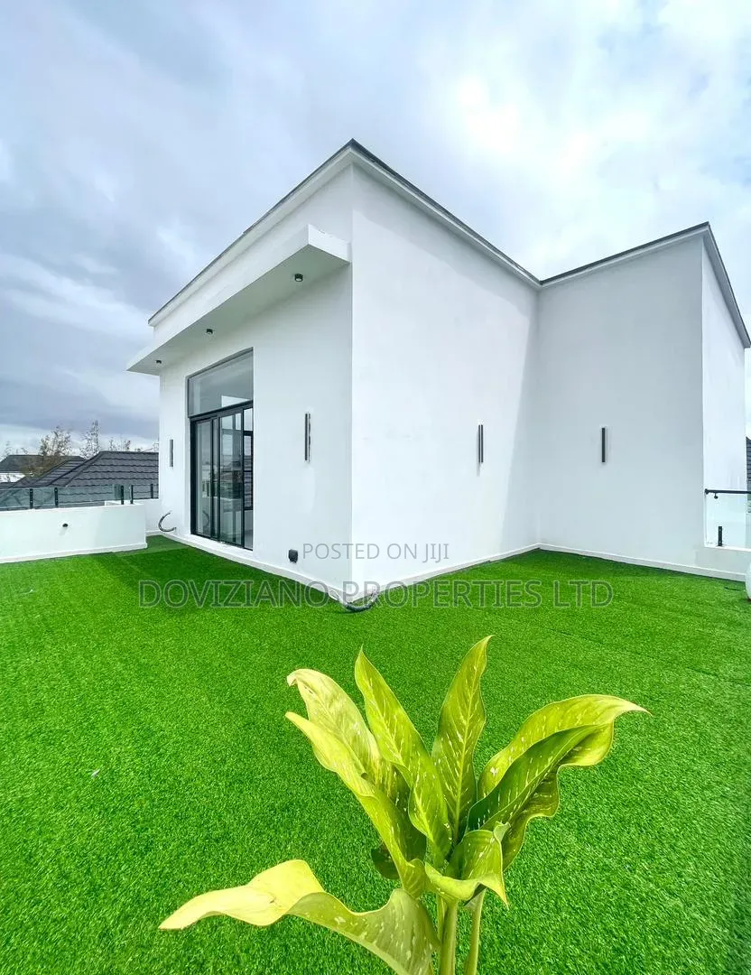 5bdrm Duplex in Ikota for sale